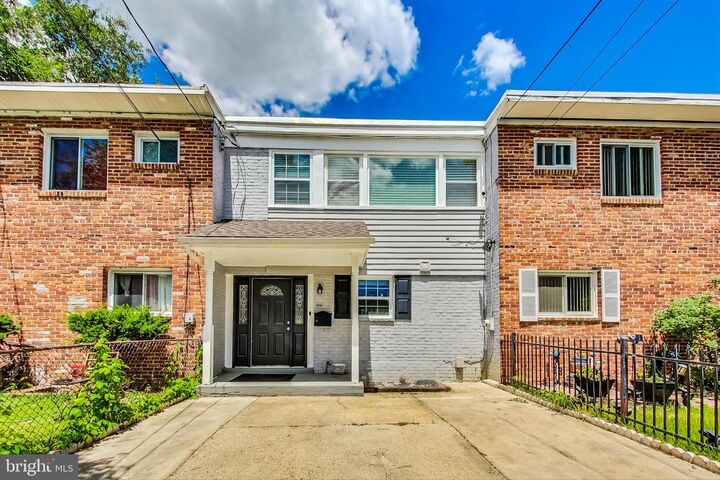 Property Photo: 908 E Meadows Court MD 20745