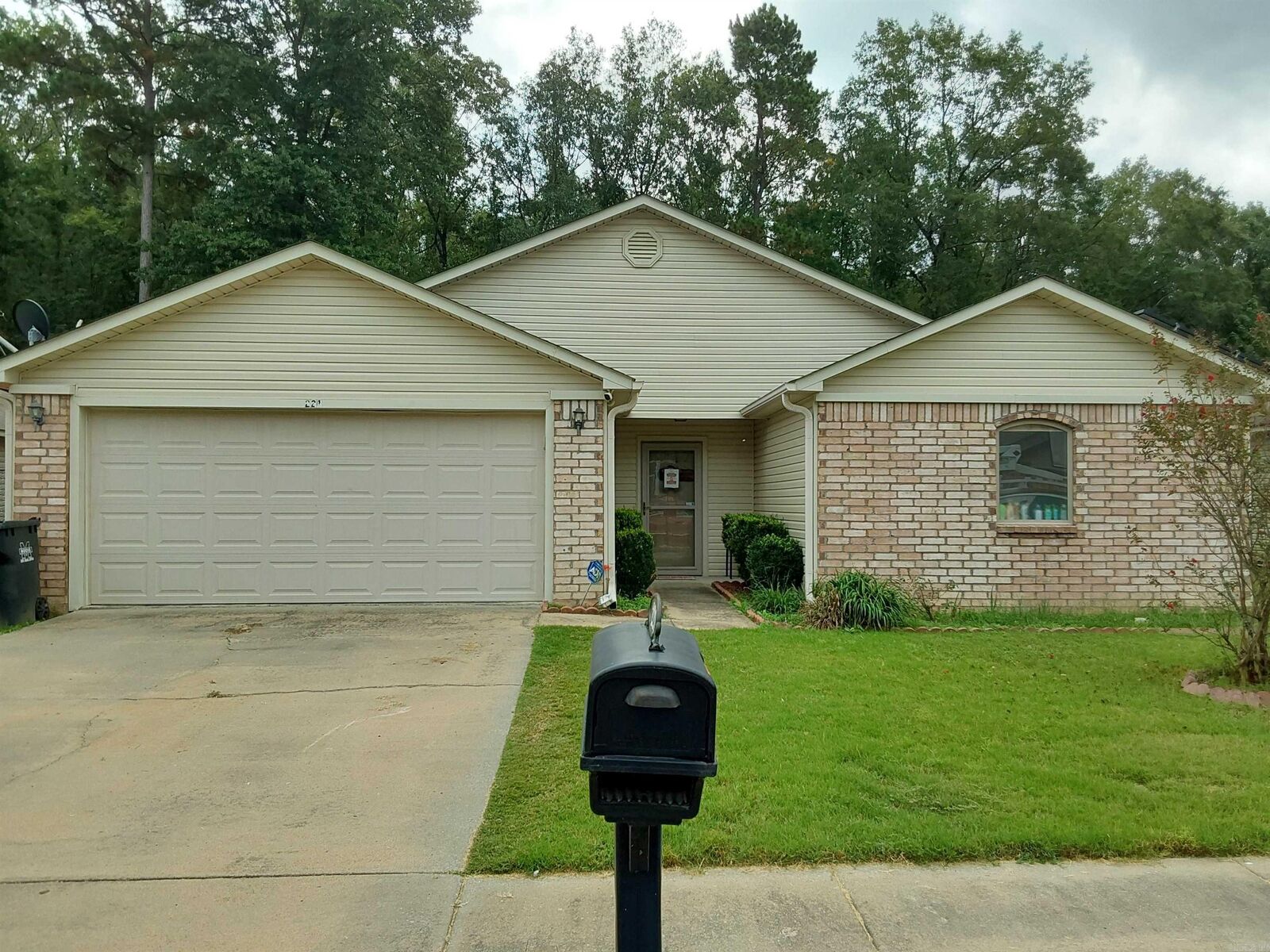 Property Photo:  221 Iris Street  AR 72015 