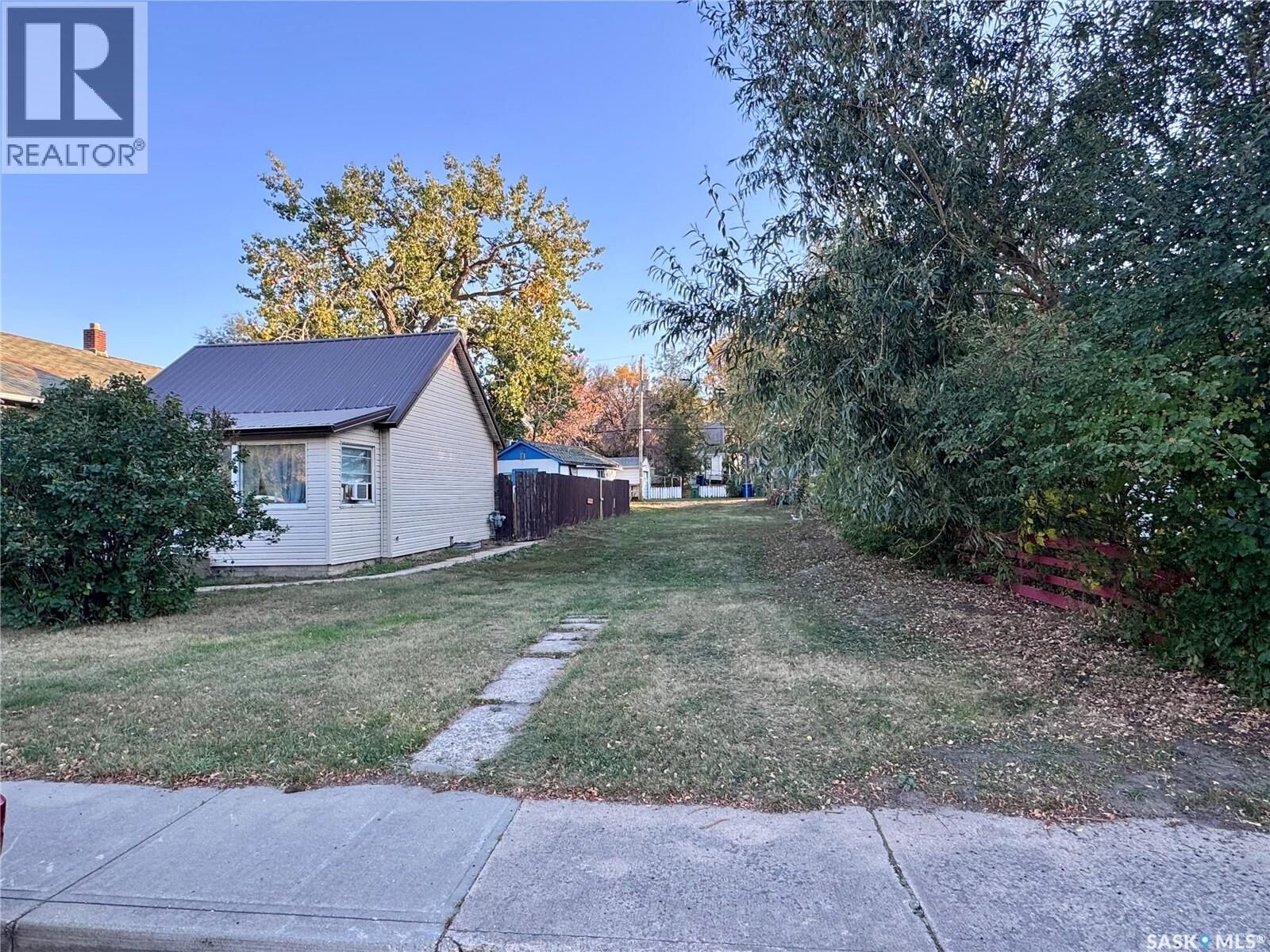 Property Photo:  239 Iroquois Street W  SK S6H 5A8 