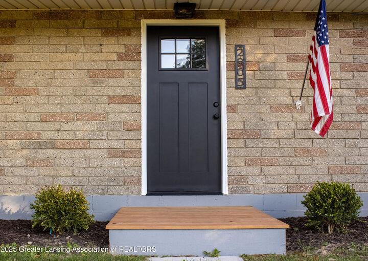 Property Photo: 2905 S Catherine Street MI 48911