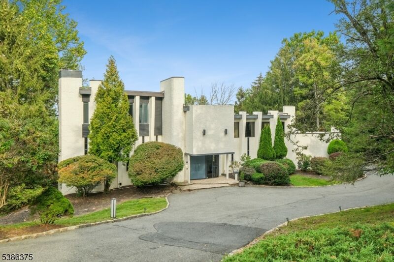 Property Photo:  8 Vanderbilt Dr  NJ 07039 