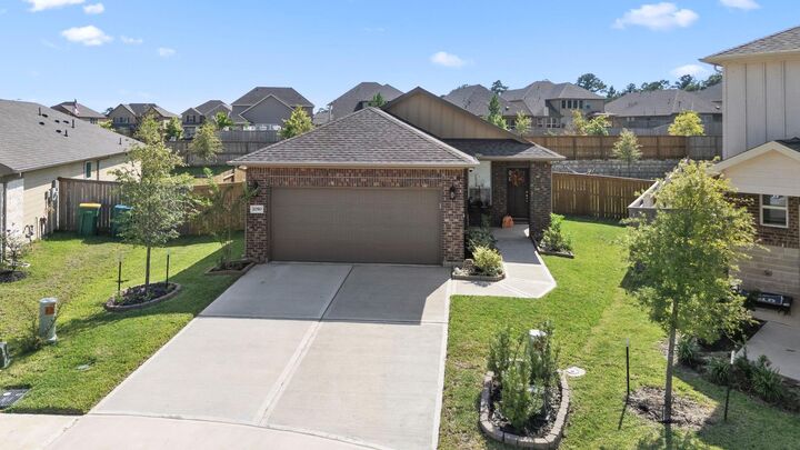 Property Photo: 2050 W Darlington Oak Court TX 77304