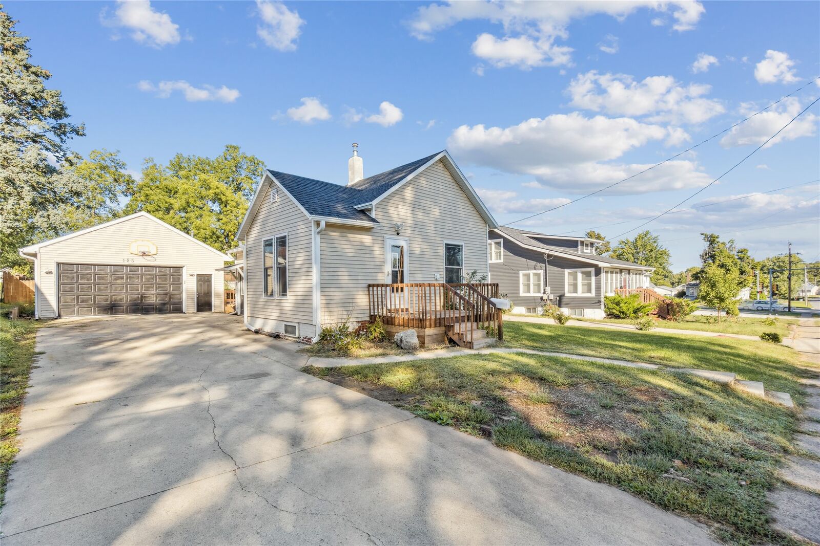 Property Photo: 123 E 8th Street S IA 50208