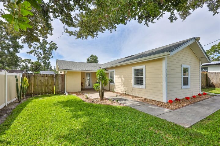 Property Photo:  2104 W Powhatan Avenue  FL 33603 