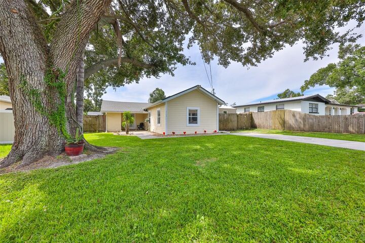 Property Photo: 2104 W Powhatan Avenue FL 33603