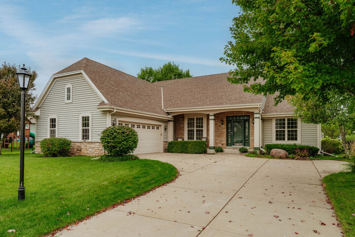 2844 Oakmont Dr  East Troy WI 53120 photo