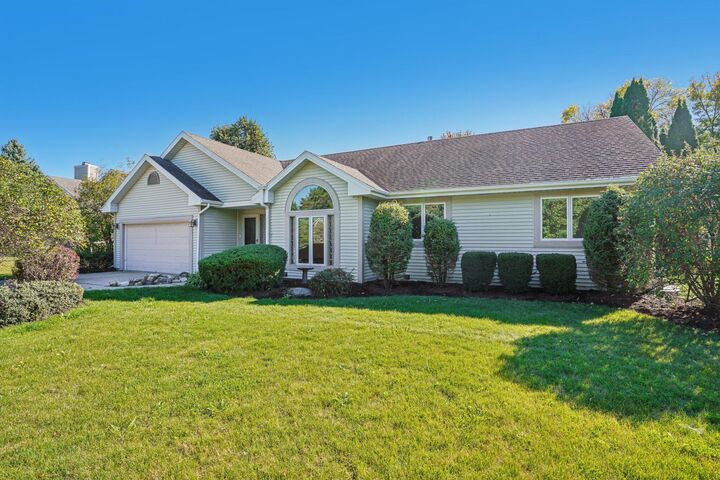 N26w22577 Oakwood Ln  Pewaukee WI 53186 photo