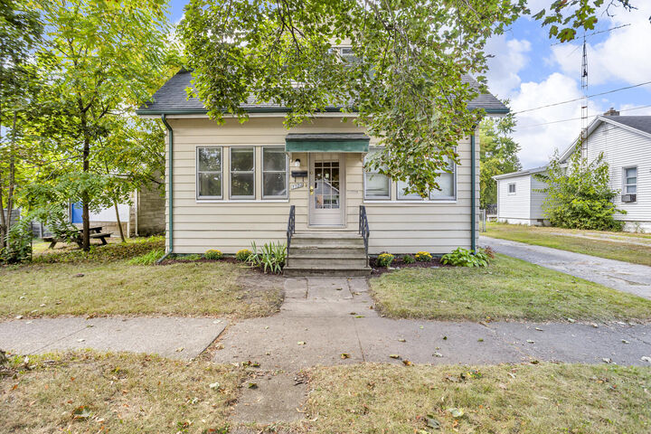 Property Photo:  1104 N Blackstone Street  MI 49202 