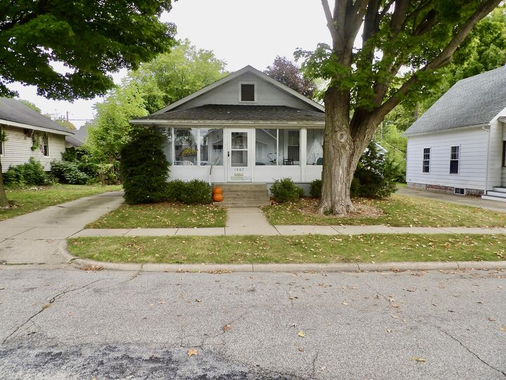 Property Photo:  1407 Hickory Street  MI 49120 