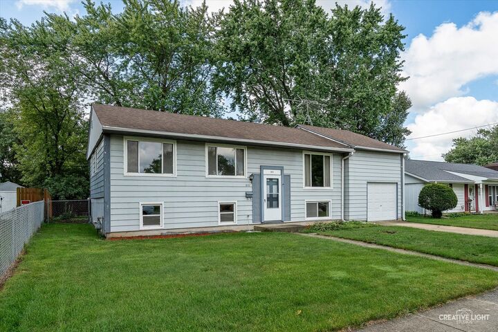 Property Photo:  910 Southbridge Drive  IL 60506 