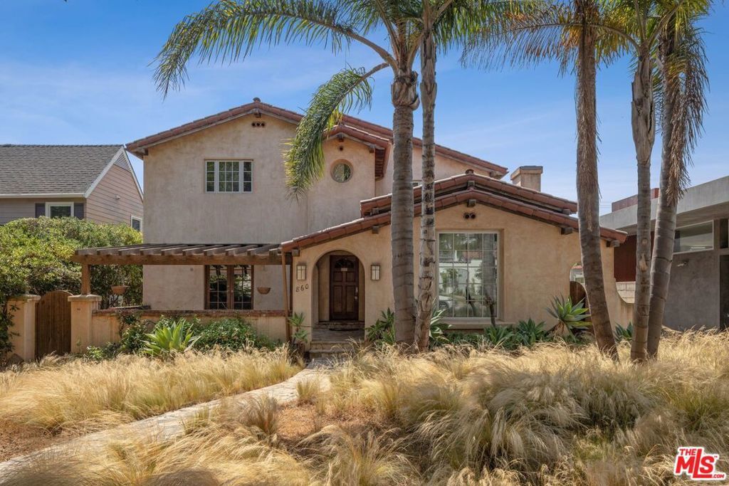 Property Photo:  860 Yale Street  CA 90403 