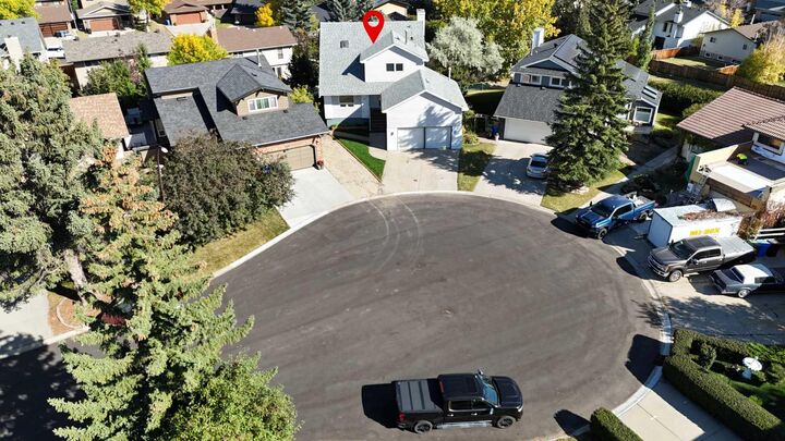Property Photo:  139 Berkshire Place NW  AB T3K 1Z7 
