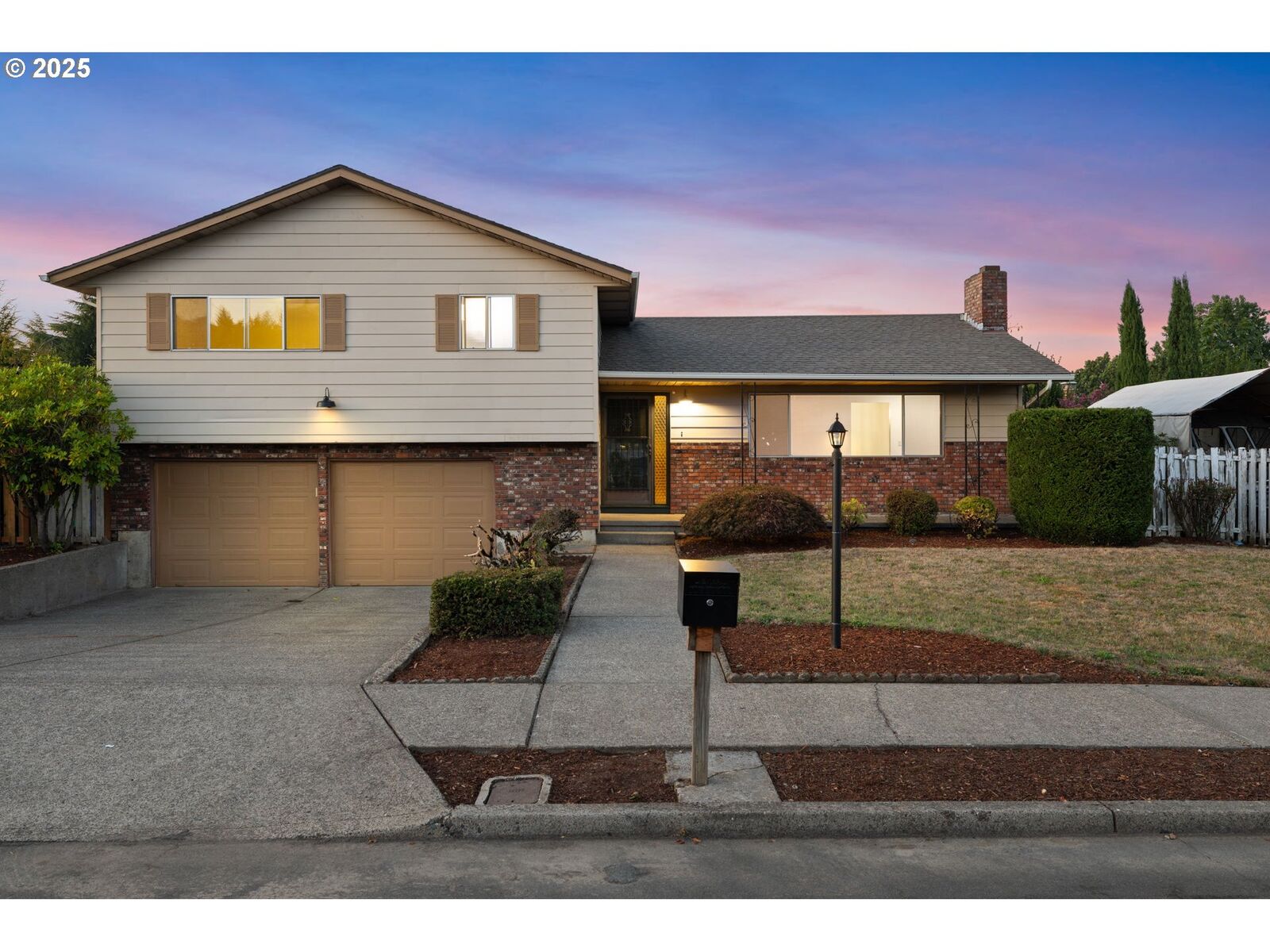 Property Photo:  12837 NE Morris St  OR 97230 