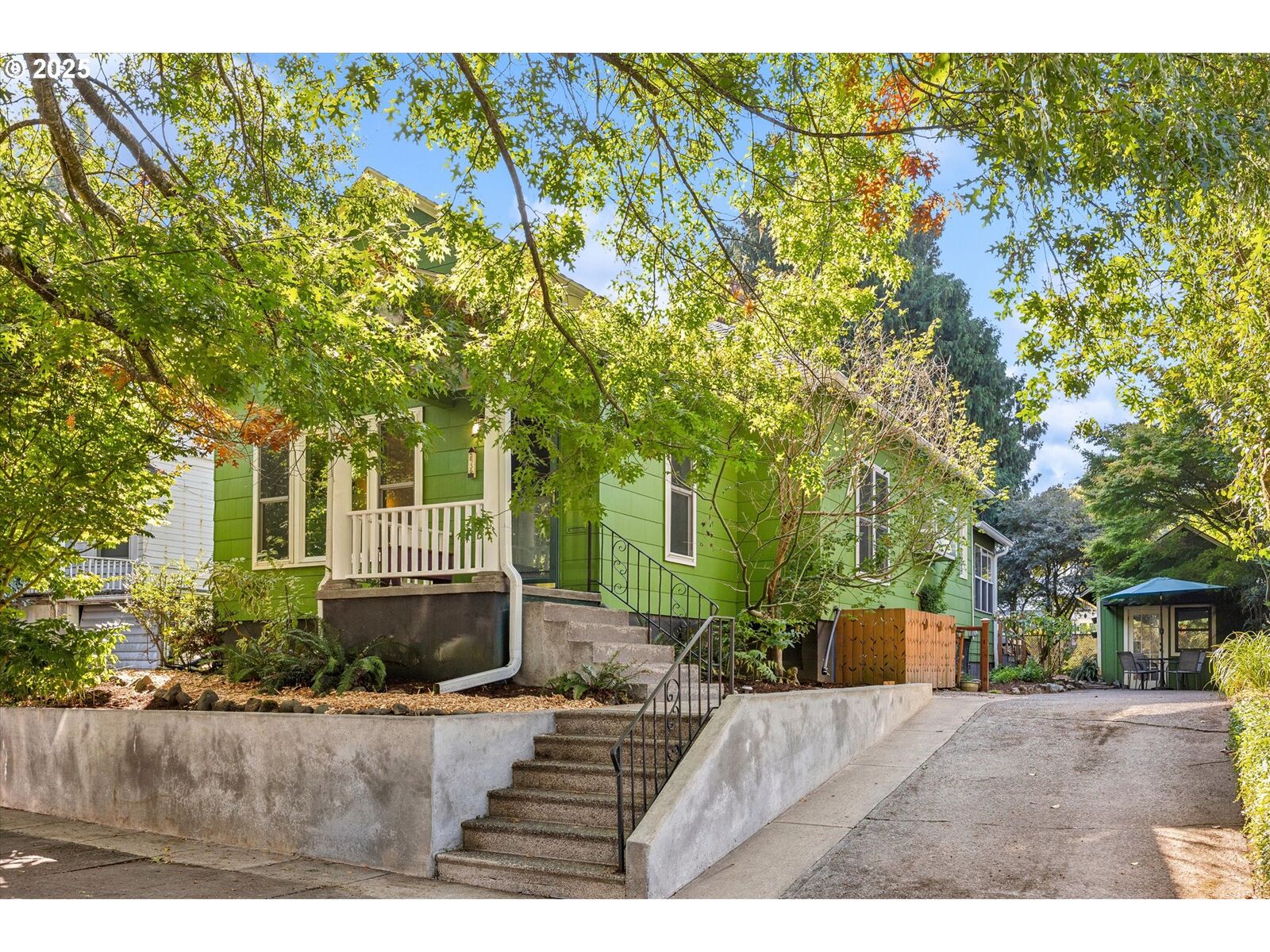 Property Photo:  2936 NE Everett St  OR 97232 