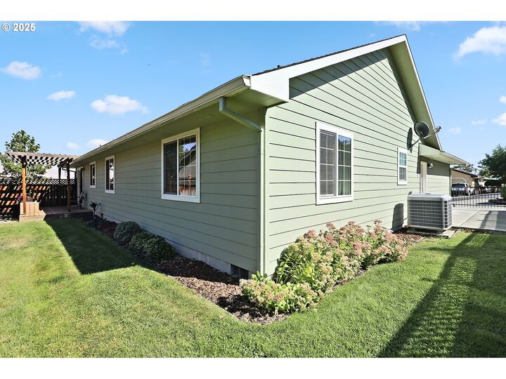 Property Photo:  1549 Elberta St  OR 97058 