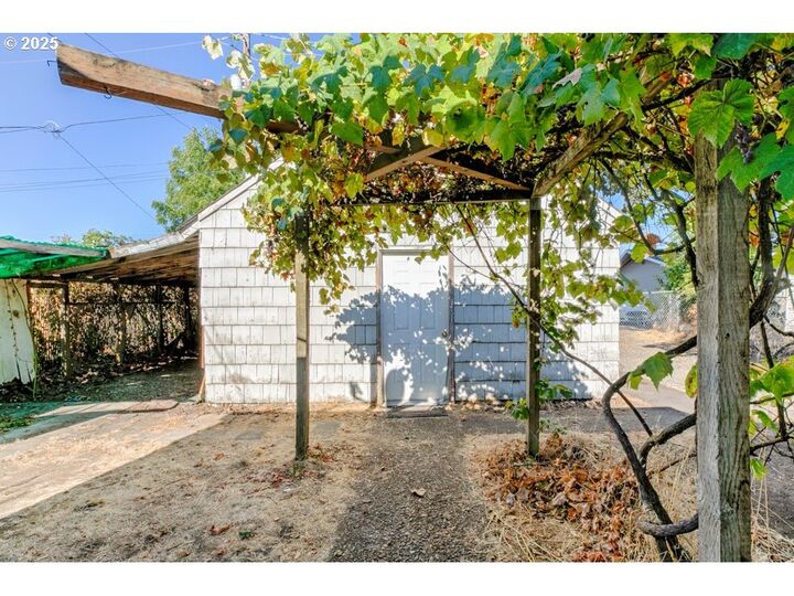 Property Photo: 1235 15th St SE OR 97302