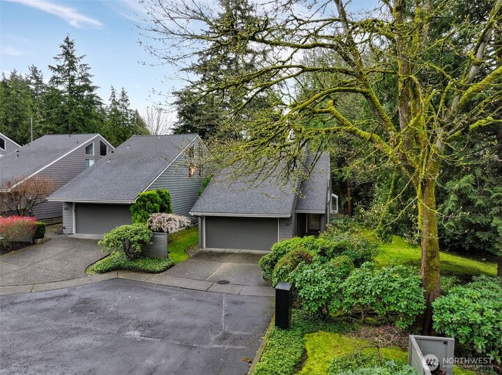 Property Photo:  621  Bellevue Way SE  WA 98004 