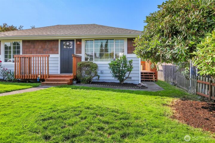 Property Photo: 1824 Highland Avenue A WA 98201