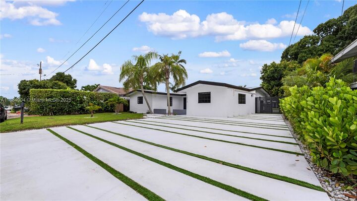 Property Photo: 2413 Gulfstream Ln FL 33312