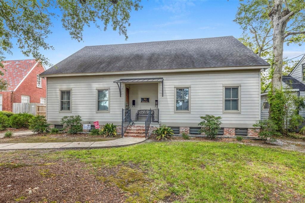 Property Photo:  707 Division Street B  LA 70601 