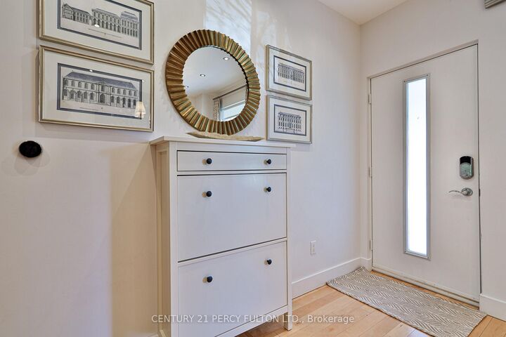 Property Photo:  536 Crawford Street  ON M6G 3J8