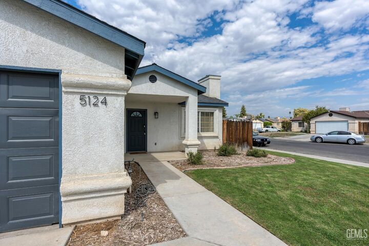 Property Photo: 5124 Canyon Peak Dr CA 93307