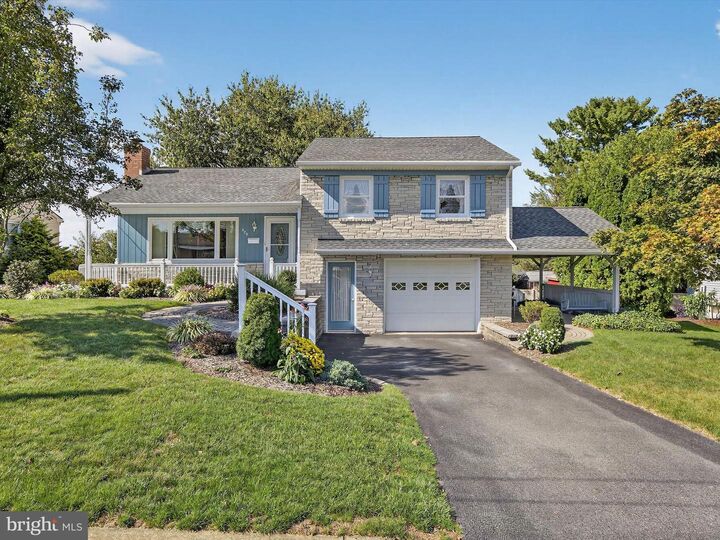 579 W Broad Street  New Holland PA 17557 photo
