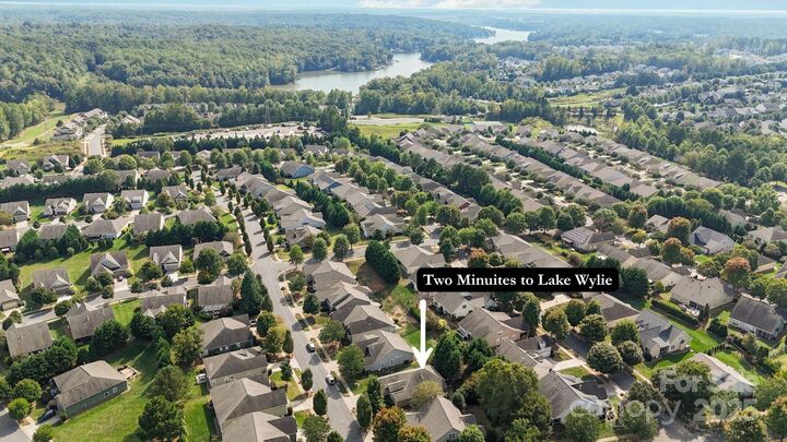 Property Photo: 8708 Artesa Mill Lane NC 28214