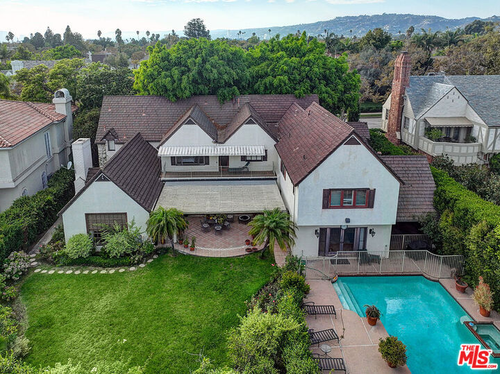 Property Photo:  322 N June St  CA 90004 