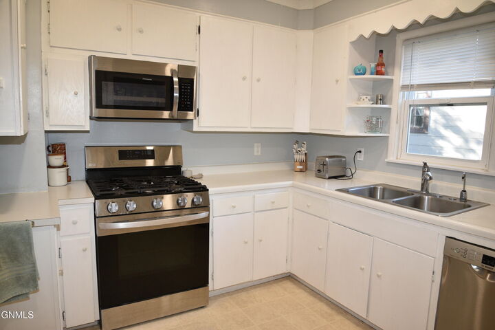 Property Photo:  413 1st Avenue SE  ND 58413 