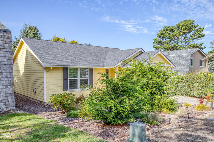 Property Photo:  3201 NW Mast Avenue  OR 97367 