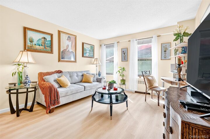 Property Photo:  180 Pearsall Drive 1D  NY 10552 