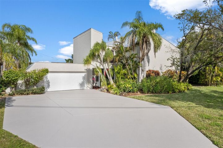 Property Photo:  725 El Dorado Parkway W  FL 33914 