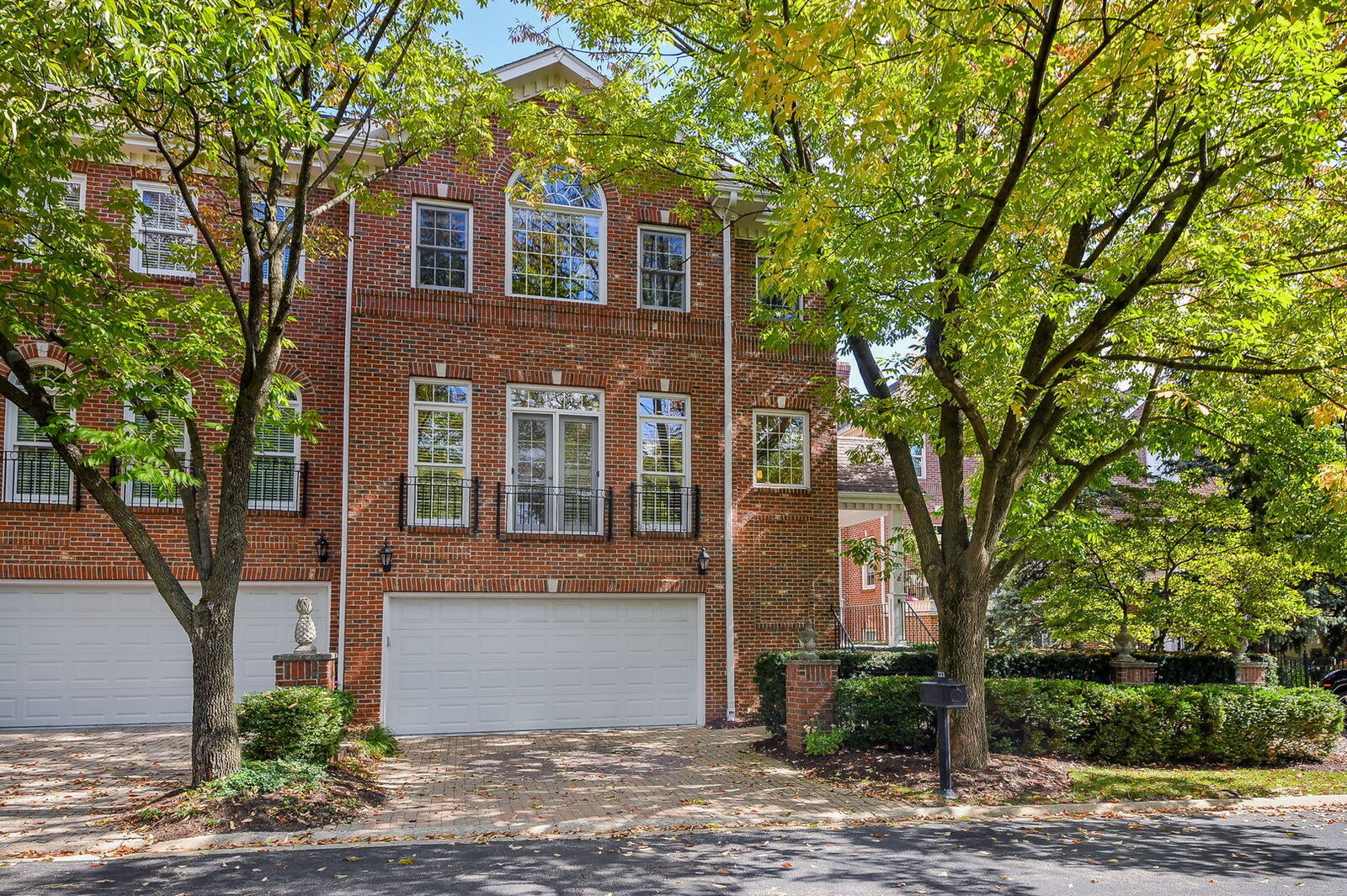 Property Photo:  221 Campbell Court  IL 60134 