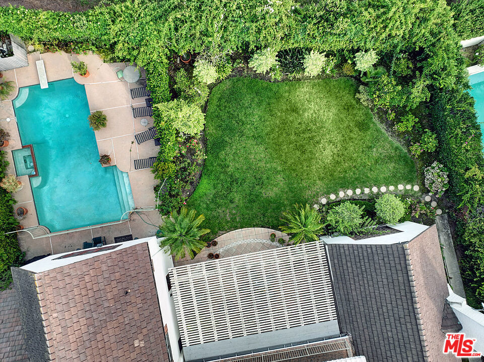 Property Photo: 322 N June Street CA 90004