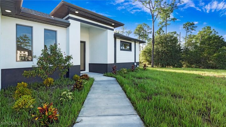 Property Photo:  1420 Poinsettia Avenue  FL 33972 