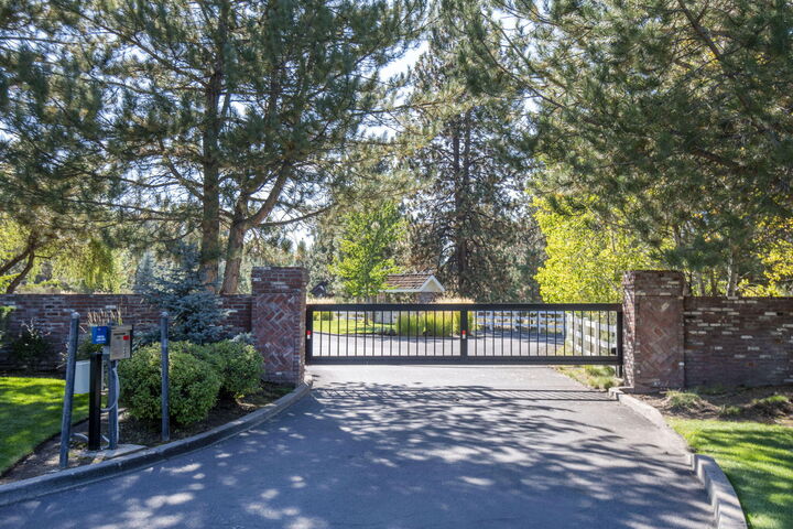 Property Photo:  60287 Evening Star Lane  OR 97702 