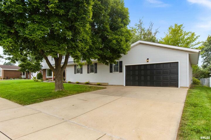 Property Photo:  1043 E Jefferson Street  IL 61550 
