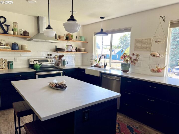Property Photo:  7140 N Macrum Ave  OR 97203 