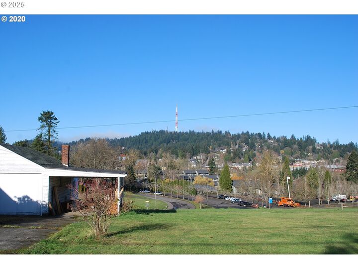 Property Photo:  2119 SW Nevada Ct  OR 97219 