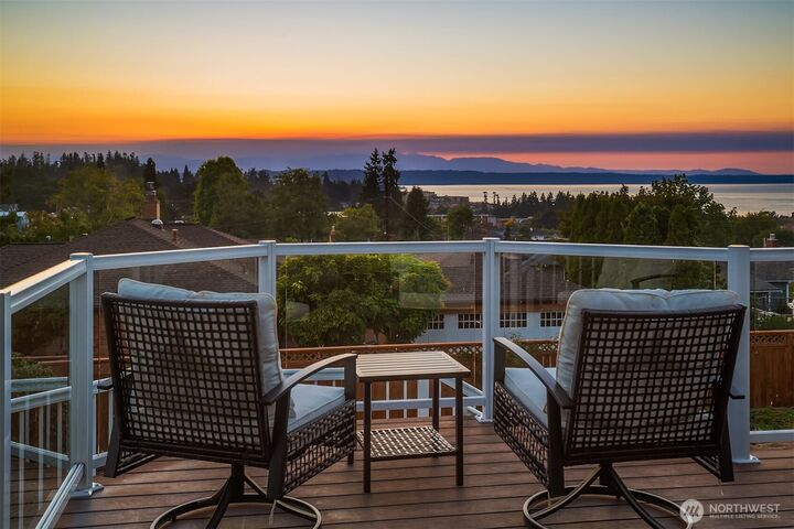 Property Photo:  1118  8th Avenue S  WA 98020 