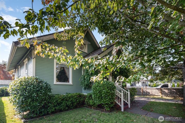 Property Photo:  2102  Jackson Avenue  WA 98203 