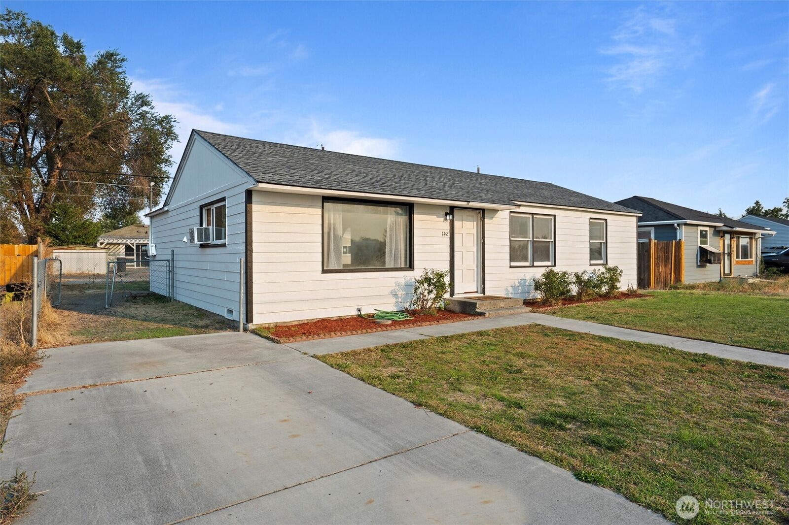 Property Photo: 148 D Street SE WA 98823
