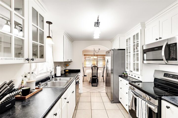 Property Photo: 5720 Lakeshore Dr FL 33312