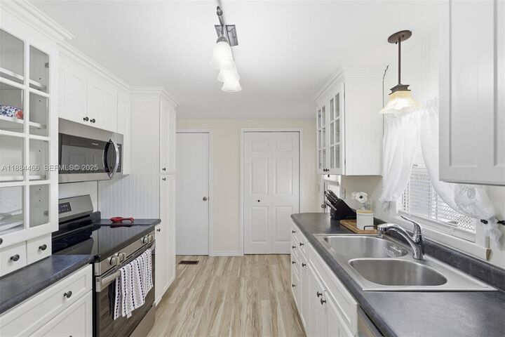 Property Photo: 5720 Lakeshore Dr FL 33312