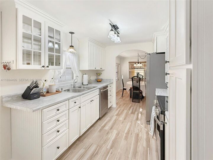 Property Photo: 5720 Lakeshore Dr FL 33312