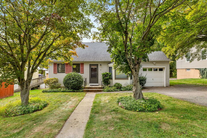 26 Dartmouth Lane  Danbury CT 06810 photo