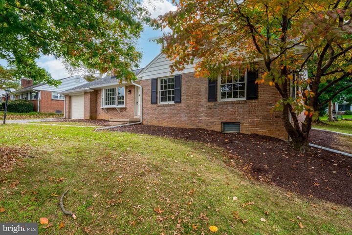 Property Photo:  92 Glendale Drive  PA 17602 