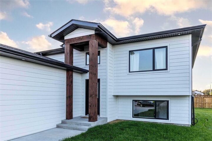 Property Photo:  10 Falcon Bay  MB R5H 0B8 