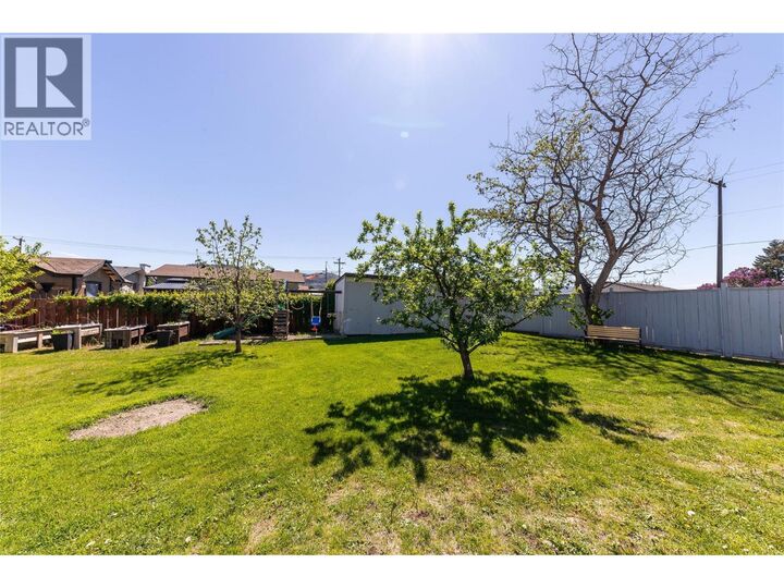 Property Photo:  2275 Bonnie Place  BC V2B 4Y8 